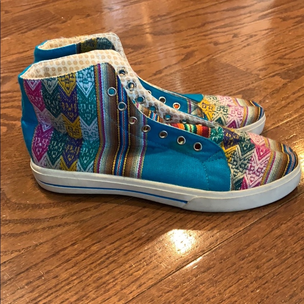 Phuyupata high tops size 8
